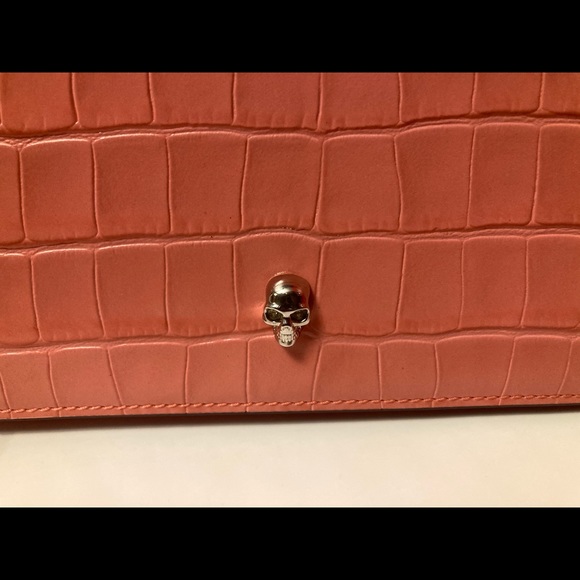 ALEXANDER McQUEEN Skull Wallet On Chain in Croc-Embossed Pink Leather - Picture 4 of 13